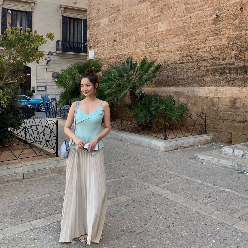 Kece Banget, 10 Gaya Rambut Cepol dan Outfit Keren ala Park Min Young