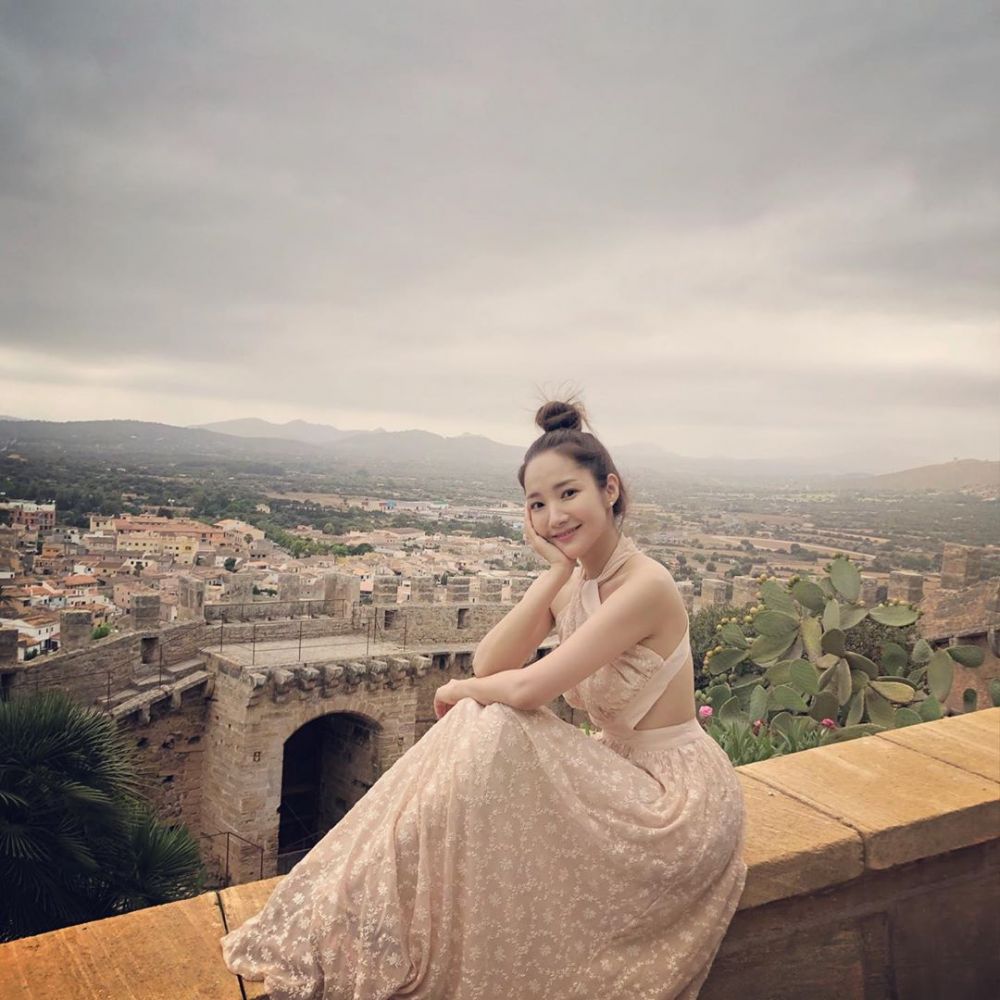 Kece Banget, 10 Gaya Rambut Cepol dan Outfit Keren ala Park Min Young