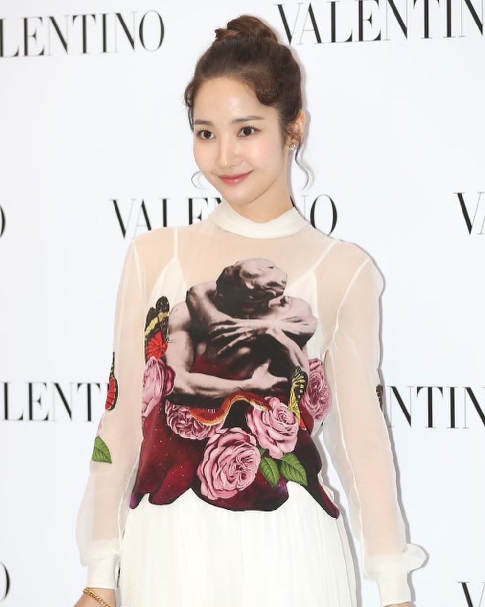 Kece Banget, 10 Gaya Rambut Cepol dan Outfit Keren ala Park Min Young