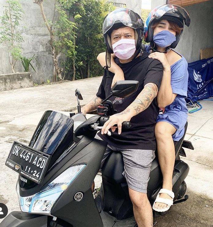 Jalani Kemo, 10 Potret Mesra Feby Febiola dan Suami Setia Menemani