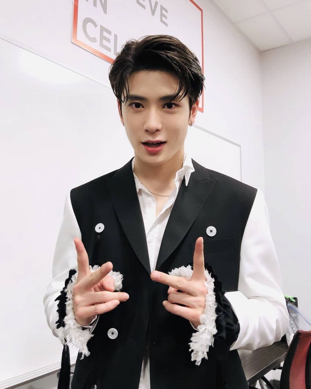 10 Potret Eksis Jaehyun Nct Dengan Pose V Sign Flawless 3445