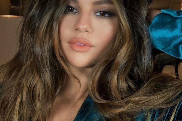 Ide Makeup Flawless ala Selena Gomez, Tampil Lebih Fresh