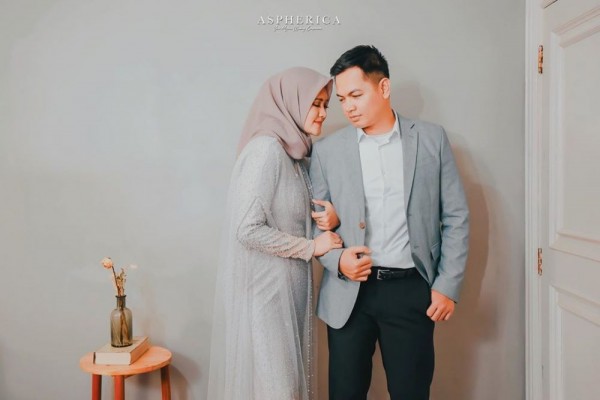 Seperti Pengantin Baru, 10 Potret Harmonis Tommy Kurniawan dan Istri