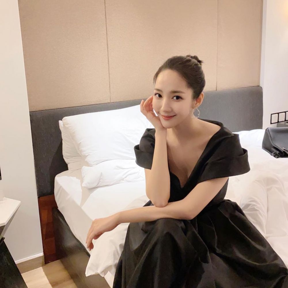 Kece Banget, 10 Gaya Rambut Cepol dan Outfit Keren ala Park Min Young