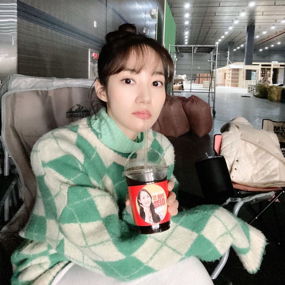 Kece Banget, 10 Gaya Rambut Cepol dan Outfit Keren ala Park Min Young