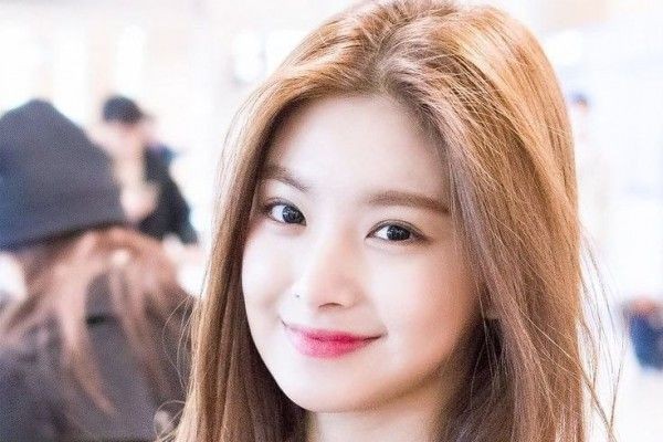 10 Pesona Yiren EVERGLOW dengan Rambut Panjang, Menawan!