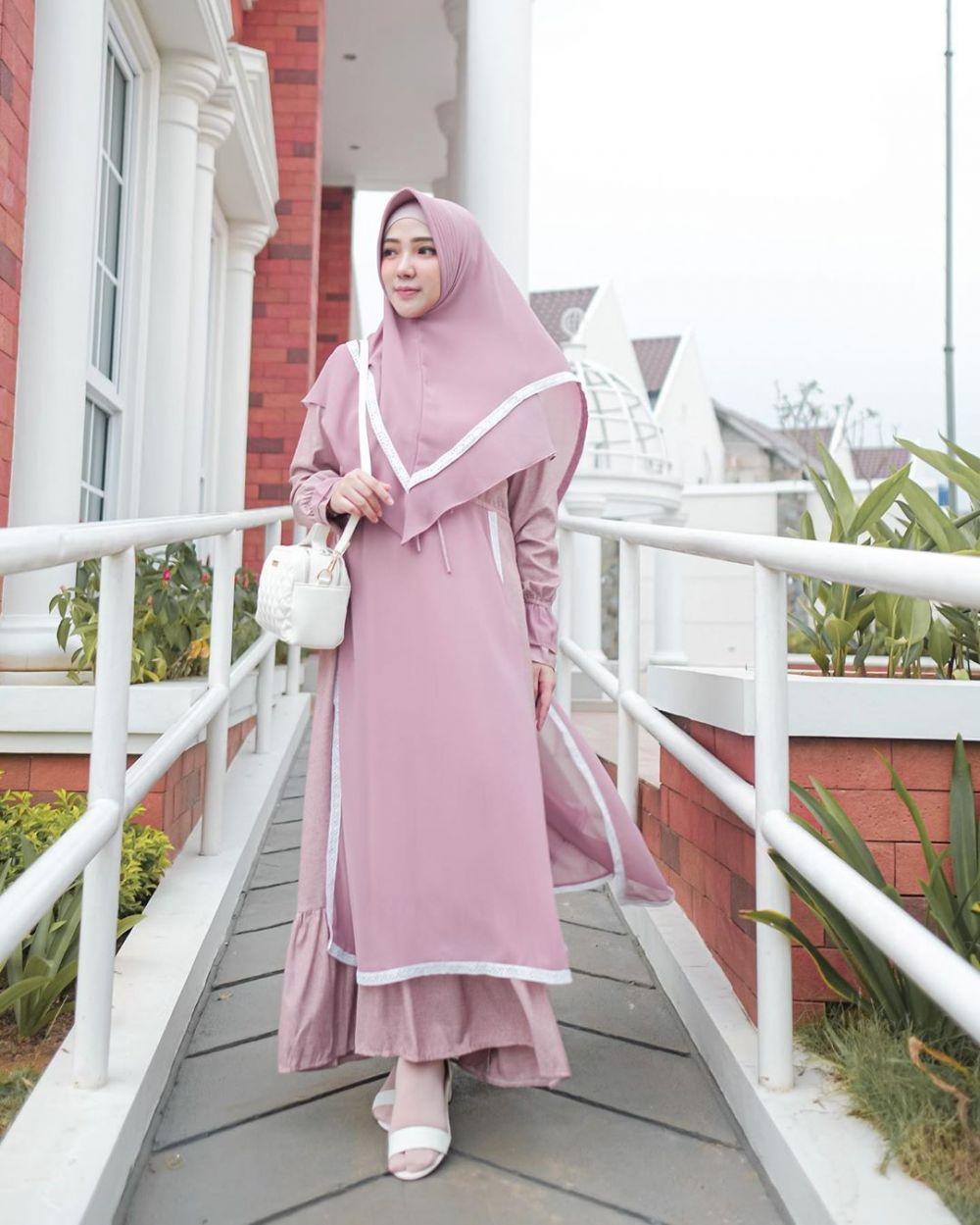 10 Inspirasi Outfit Syar'i ala Selebgram Ayu Indiarti, Stylish