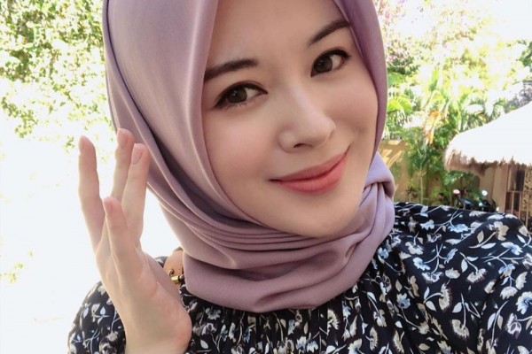 10 Inspirasi OOTD Ayana Moon, Selebgram Hijab dari Korea