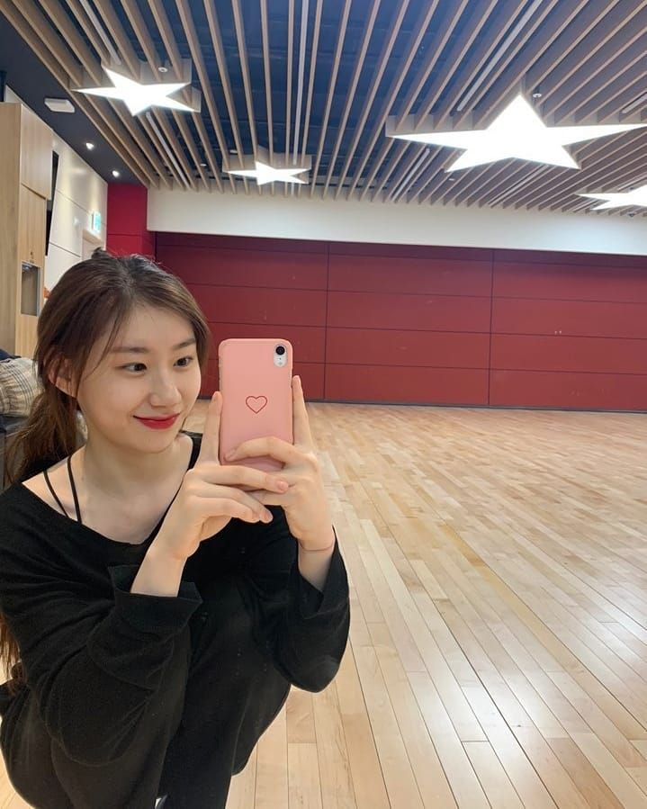the mirror selfie trend #chaeryeong #itzy ##mirrorselfie