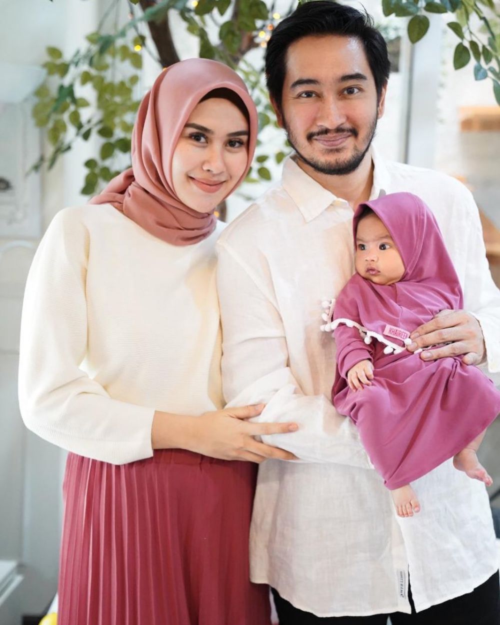 10 Potret Gemas Putri Syahnaz Sadiqah Baby Zunaira Saat Berhijab