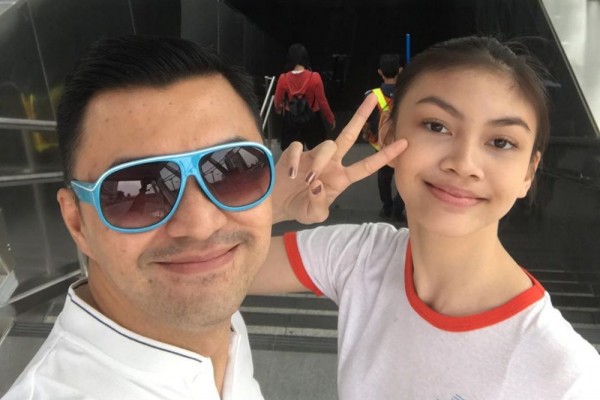 Penuh Kehangatan! 9 Artis Langganan Jadi Ayah Bersama Anak Kandung