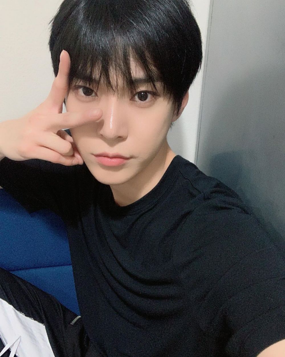 10 Pesona Doyoung NCT dengan Outfit Hitam, Makin Menawan dan Kece Abis