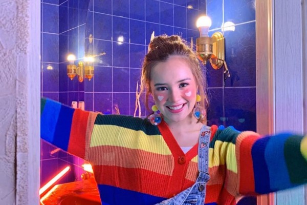 9 Inspirasi OOTD ala Beby Tsabina dengan Tema Colorful, Bikin Imut!