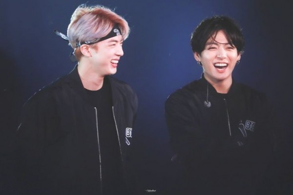 10 Potret ketika Jungkook Dibuat Tertawa oleh Member BTS, Gemas Abis