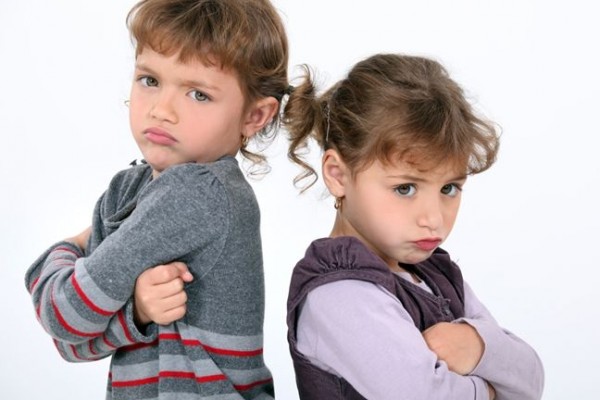 5 Alasan Kakak Adik Gak Akrab, Bukan karena Gak Sayang, lho