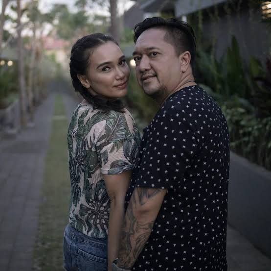 Jalani Kemo, 10 Potret Mesra Feby Febiola dan Suami Setia Menemani