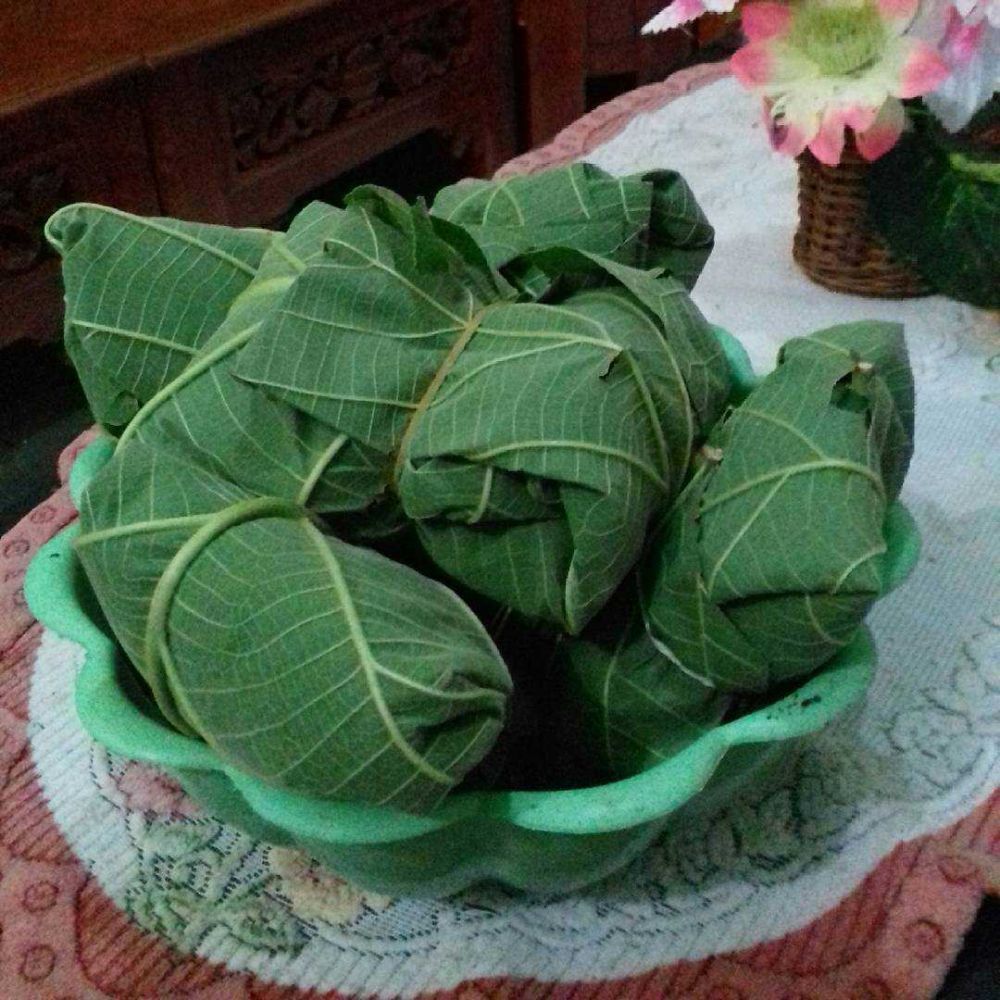 Bagikan Ribuan Daging Kurban, DKM Tajug Gede Gunakan Daun Jati