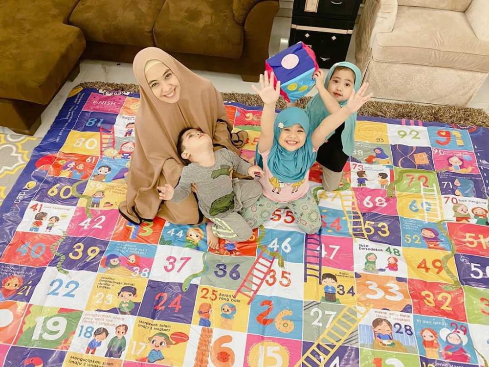10 Artis Ini Tetap Melanjutkan Pendidikan, Meski Juga Fokus Jadi Ibu