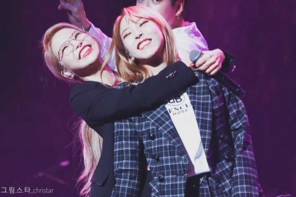 10 Potret Keakraban Moonbyul dan Solar MAMAMOO yang Bikin Gemas