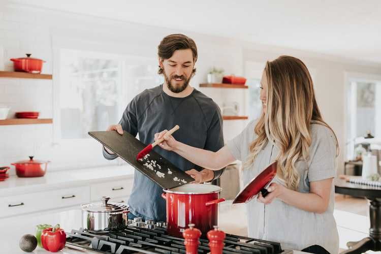 5 Alasan Mengapa Semua Orang Harus Bisa Masak, Gak Cuma Cewek!