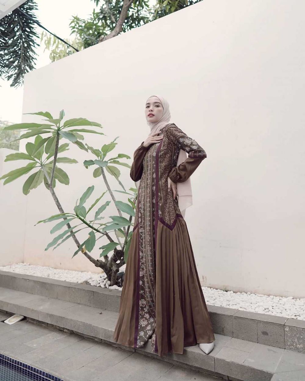 10 Inspirasi Outfit Hijab Earth Tone ala Hamidah Rachmayanti