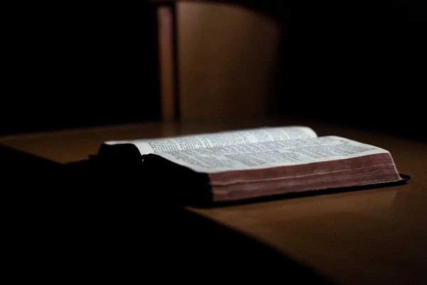 5 Ayat Al-Quran yang Punya Makna Memaafkan, Bikin Hati Jadi Adem!