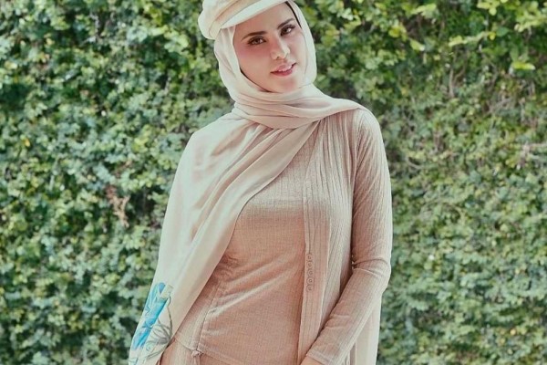 Dapat Hidayah, 9 Artis Blasteran Ini Memutuskan Menjadi Mualaf