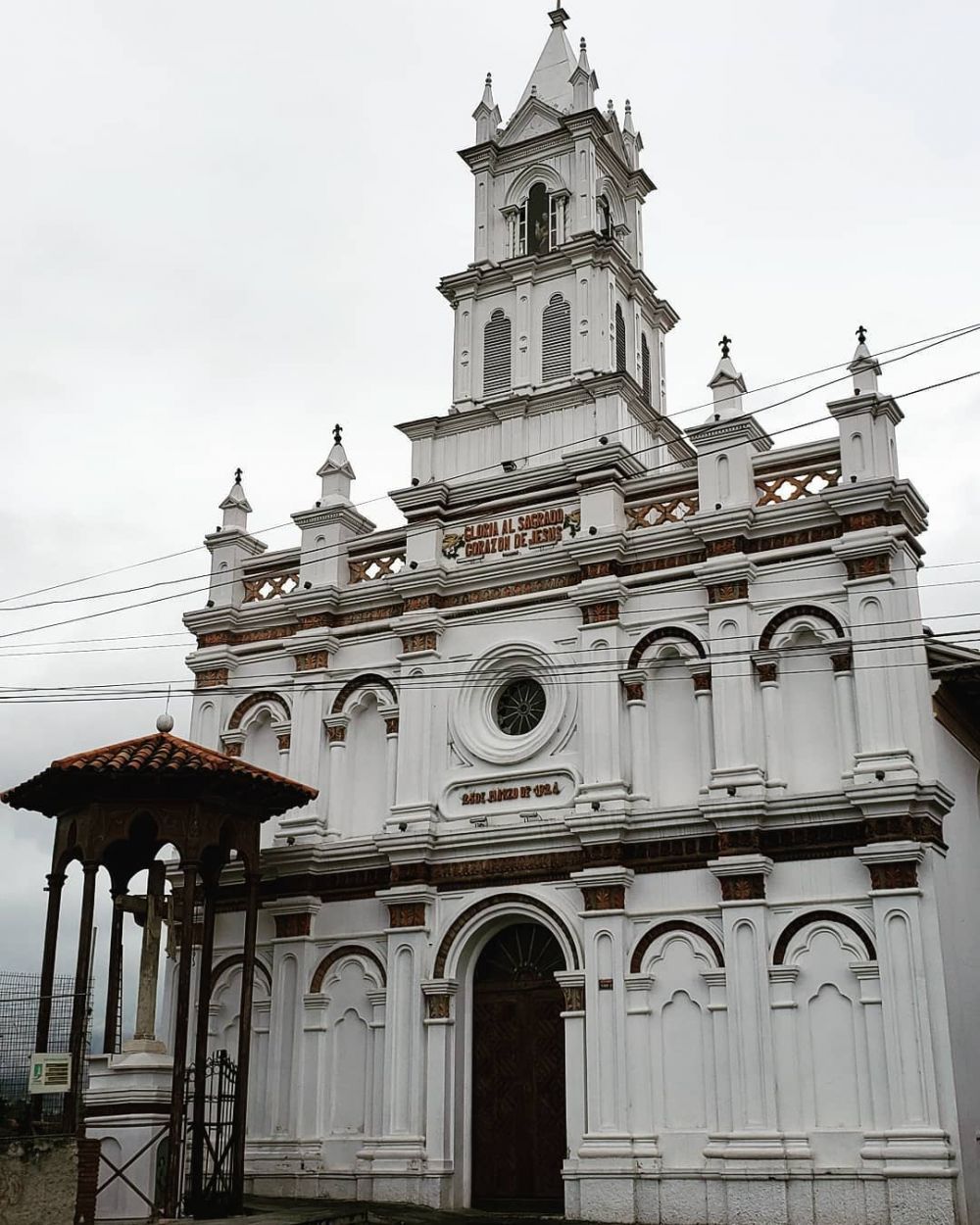 5 Gereja Kuno di Cuenca, Ekuador yang Eksotis Banget