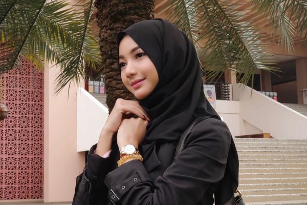 10 Potret Glenca Chysara dengan Balutan Hijab, Bikin Hati Teduh!