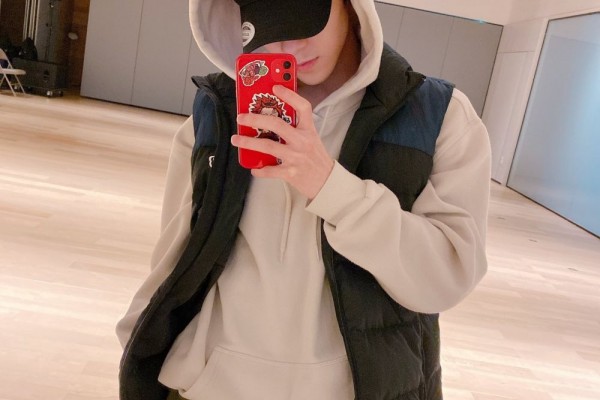 10 Potret Mirror Selfie Hendery WayV dengan Berbagai Pose, Unik Banget