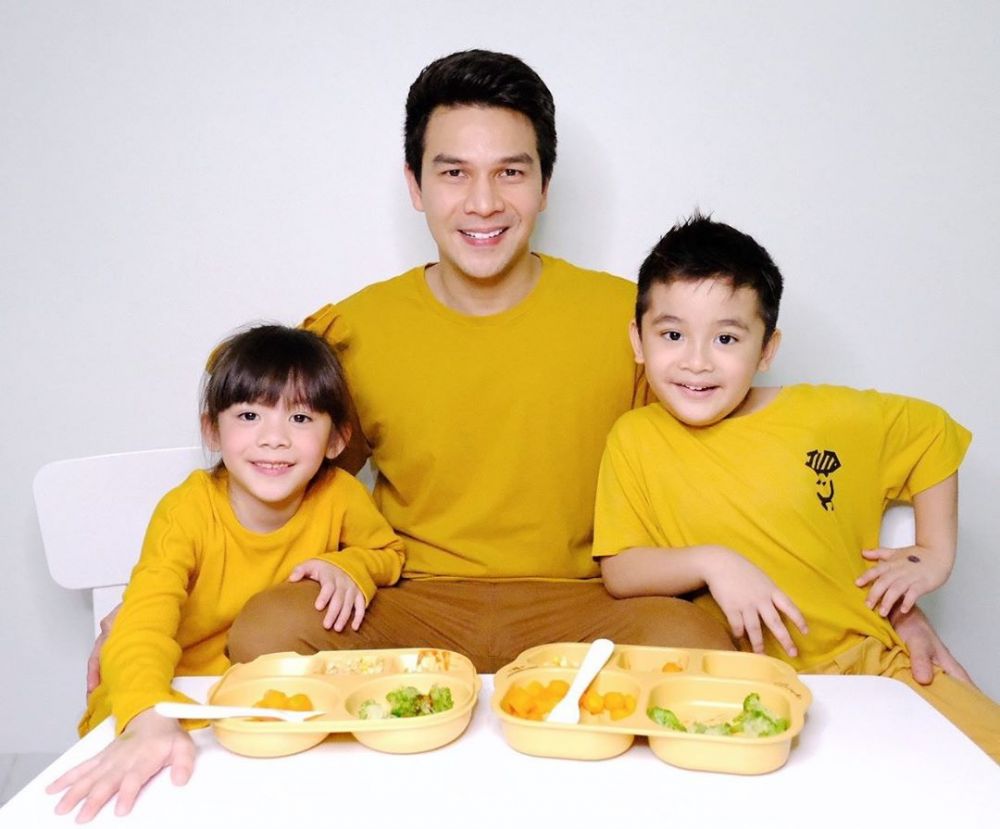 10 Pasangan Artis yang Dikaruniai Anak Kembar, Rumah Langsung Ramai