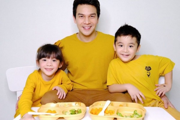10 Pasangan Artis yang Dikaruniai Anak Kembar, Rumah Langsung Ramai