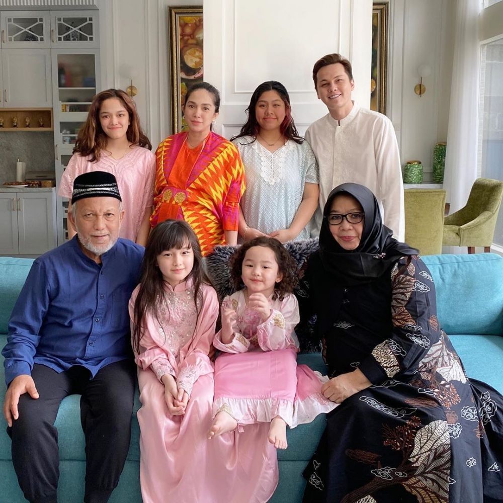 Penuh Kesederhanaan, 10 Potret Artis Rayakan Idul Adha Bareng Keluarga
