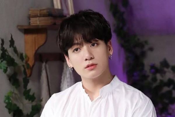 9 Potret Jungkook BTS Mengenakan Jas, Semakin Memikat!