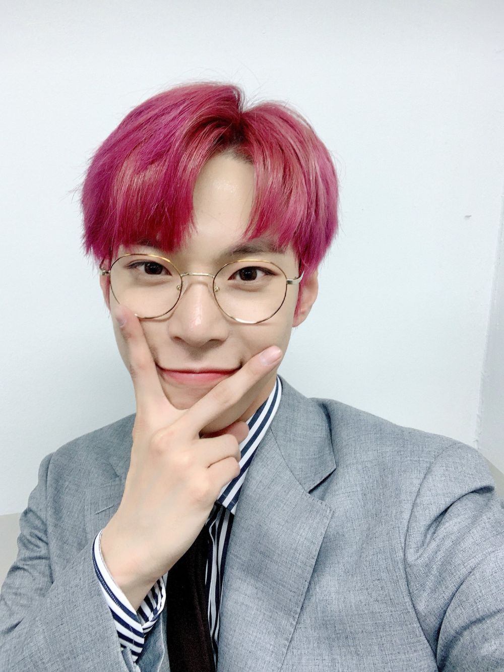 Menawan dan Cute, Ini 10 Potret Doyoung NCT dengan Pose V Sign Favorit