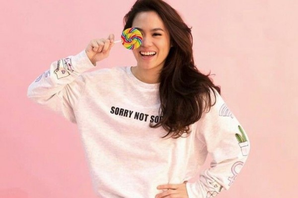 11 Gaya OOTD ala Sheryl Sheinafia dengan Sneakers, Stylish!