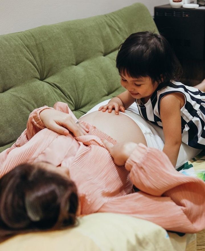 9 Potret Keluarga Glenn dan Chelsea Olivia Sambut Anak Kedua, Kompak!