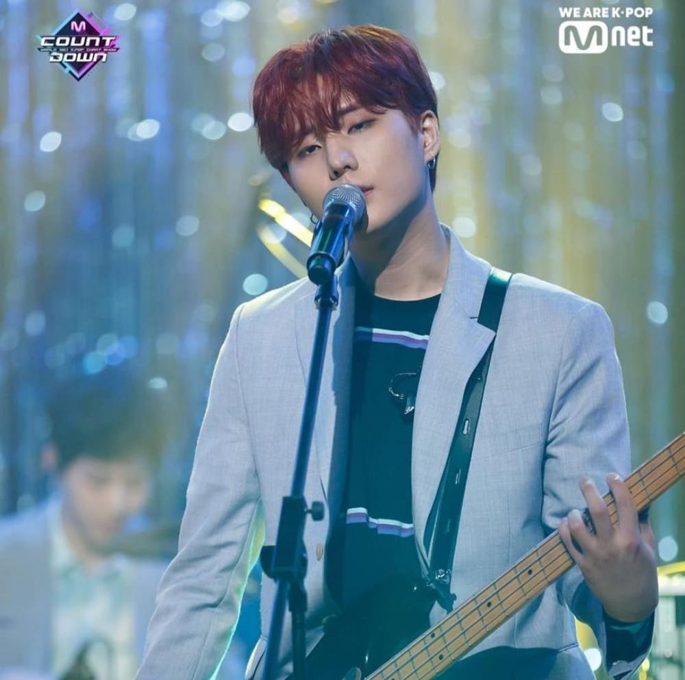 11 Potret Young K DAY6 dengan Rambut Berwarna Merah, Visualnya Memikat