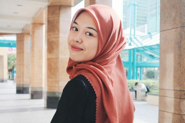 9 Ide Hijab ala Anastasia Adelline, Adik Kandung Gitasav, Menawan!