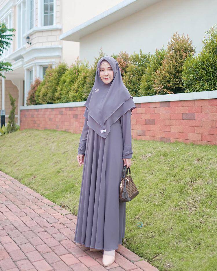 10 Inspirasi Outfit Syar'i ala Selebgram Ayu Indiarti, Stylish