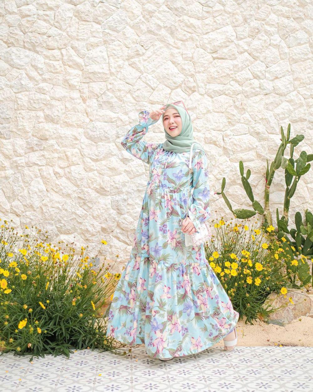 10 Inspirasi Outfit Syar'i ala Selebgram Ayu Indiarti, Stylish