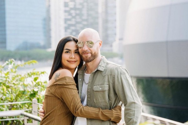 Rumah Tangga Disorot, 10 Potret Mesra Melaney Ricardo dan Tyson Lynch