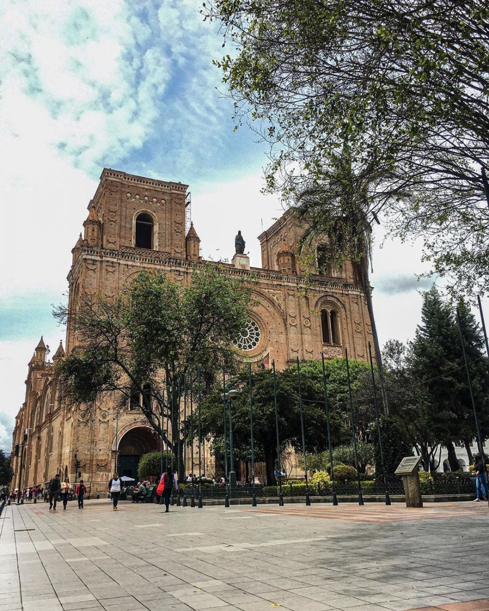 5 Gereja Kuno di Cuenca, Ekuador yang Eksotis Banget