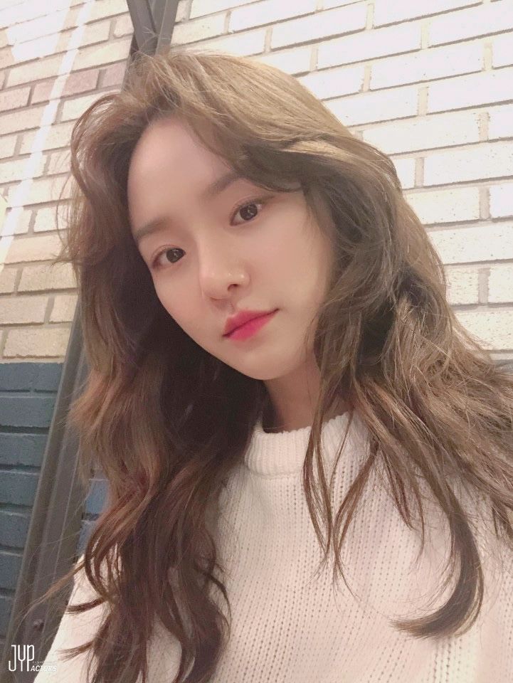 10 Potret Pesona Park Gyu Young dengan Rambut Panjang, Bikin Pangling!