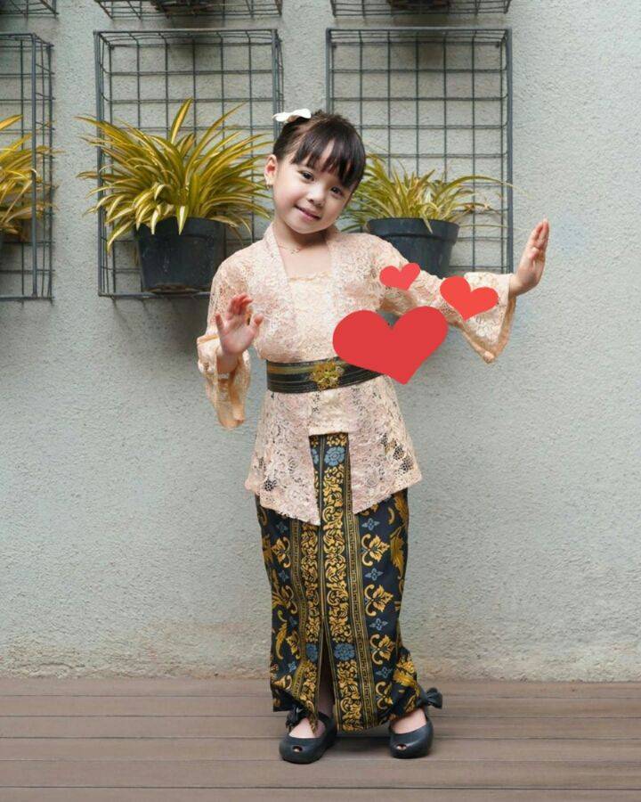 12 Gaya Anak Artis Tampil Beda Dengan Kebaya, Manisnya Bikin Gemas!