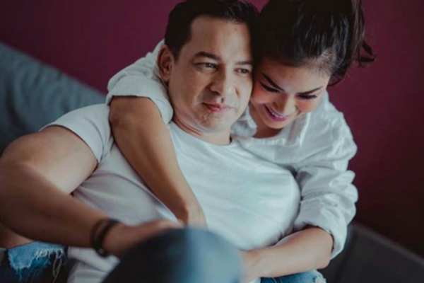 Anniversary ke-14, 10 Potret Mesra Ari Wibowo dan Istri Bak Pacaran
