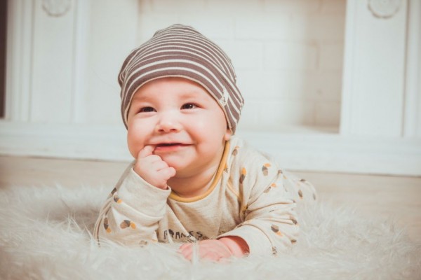 5 Alasan Bayi Suka Mengisap Jari, Gak Melulu Karena Lapar Lho!
