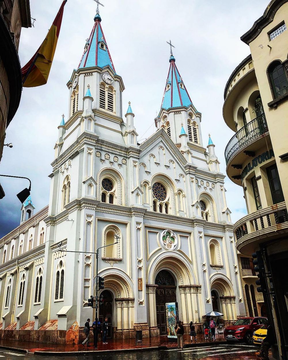 5 Gereja Kuno di Cuenca, Ekuador yang Eksotis Banget