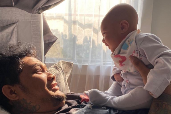 10 Momen Manis Virgoun Saat Momong Anak-anaknya, Telaten Banget!