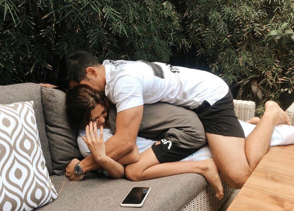 10 Potret Keluarga Nana Mirdad dan Andrew White yang Kompak Banget